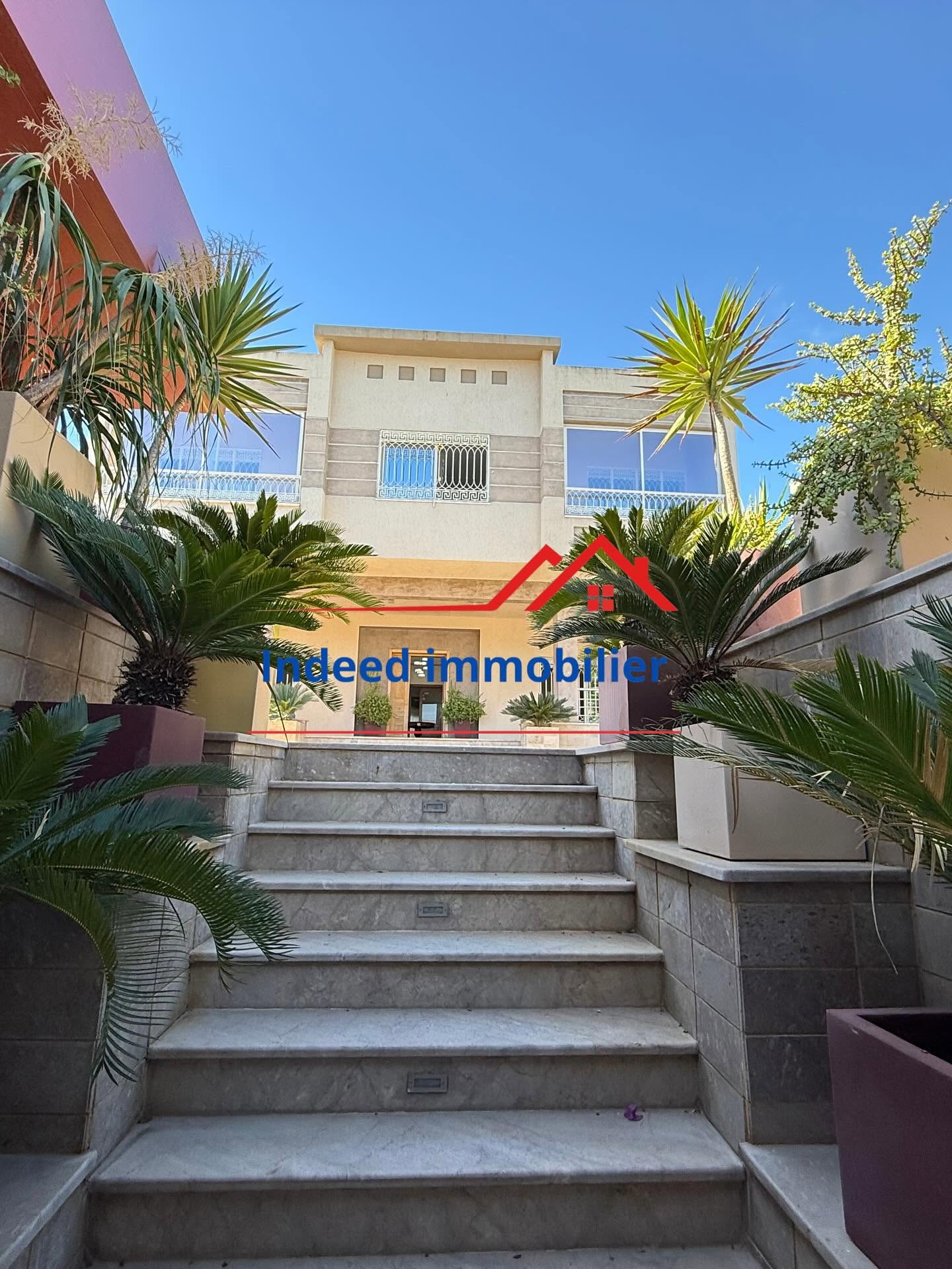 À VENDRE –Villa de Luxe à Ennasr2