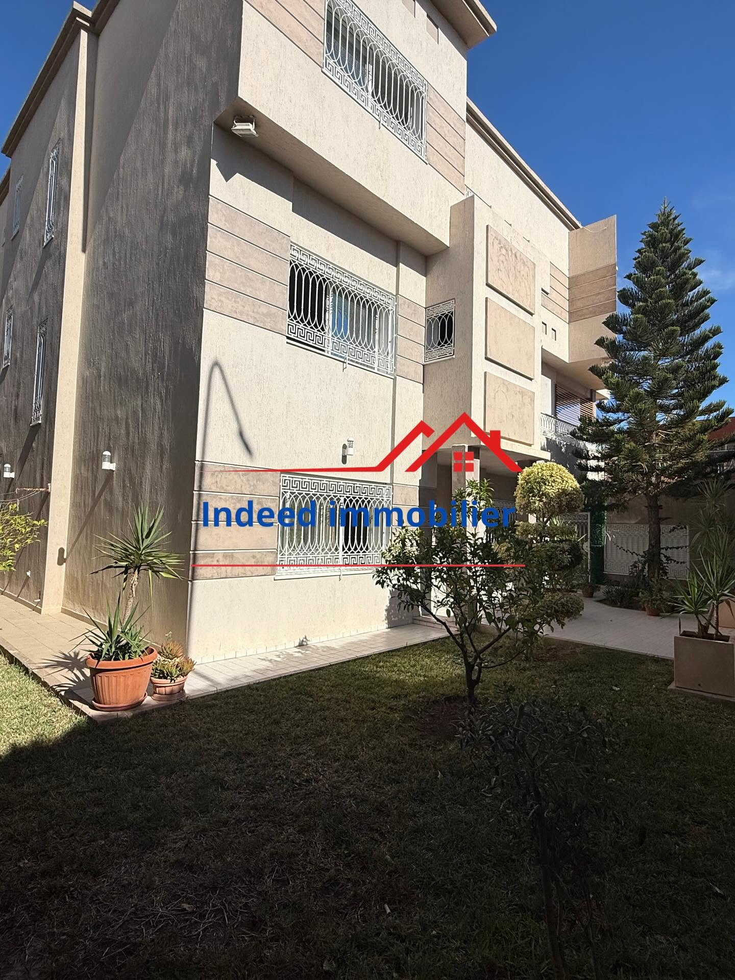 À VENDRE –Villa de Luxe à Ennasr2